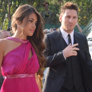 Lionel Messi et sa petite amie Antonella Rocuzzo - Mariage du footballeur Xavi Hernandez et Nuria Cunillera a Blanes, le 13 juillet 2013.