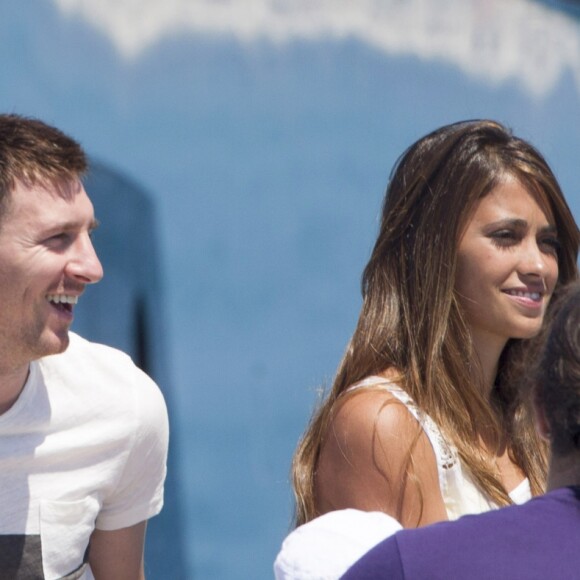 Lionel Messi, sa compagne Antonella Roccuzzo et leur fils Thiago passent leurs vacances a bord d'un yacht avec Cesc Fabregas, sa compagne Daniella Seeman et leur fille Lia a Ibiza. Le 8 juillet 2013
