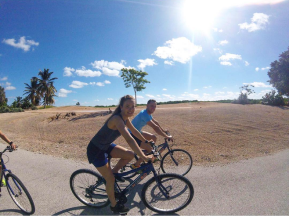 Pol Espargaró et sa compagne Carlota Beltrán lors de leurs vacances à Punta Cana en décembre 2016. Le pilote de MotoGP a demandé sa belle en mariage au cours de ce séjour, et elle a dit oui ! Photo Instagram.