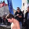 Christian Estrosi participe au traditionnel bain de Noël de la ville de Nice le 18 décembre 2016. L'opération s'est déroulée à titre exceptionnel sur la Plage des Bains Militaires, la municipalité ayant décidé de ne plus organiser de manifestation pendant un an sur la Promenade des Anglais à la suite de l'attentat du 14 juillet 2016. Plus d'une centaine de participants ont fait quelques brasses dans une eau à 14 degrés. Cet événement est organisé par la Fédération Sportive et Gymnique du Travail 06 (FSGT) avec le soutien de la Ville de Nice. © Bruno Bébert / Bestimage