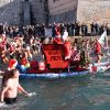 Christian Estrosi participe au traditionnel bain de Noël de la ville de Nice le 18 décembre 2016. L'opération s'est déroulée à titre exceptionnel sur la Plage des Bains Militaires, la municipalité ayant décidé de ne plus organiser de manifestation pendant un an sur la Promenade des Anglais à la suite de l'attentat du 14 juillet 2016. Plus d'une centaine de participants ont fait quelques brasses dans une eau à 14 degrés. Cet événement est organisé par la Fédération Sportive et Gymnique du Travail 06 (FSGT) avec le soutien de la Ville de Nice. © Bruno Bébert / Bestimage