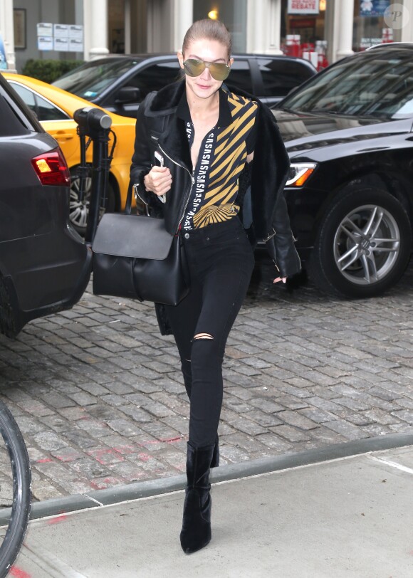Gigi Hadid en balade à New York le 12 décembre 2016.