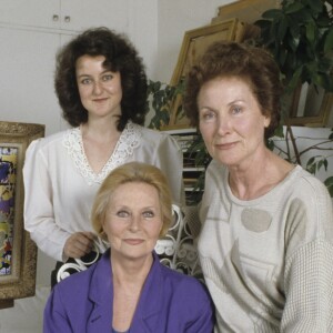 Archives - En France, à Neuilly-sur-Seine, portrait en intérieur de Michèle Morgan chez elle, en compagnie de sa soeur Hélène Roussel et sa fille Catherine Cellier en mai 1989.