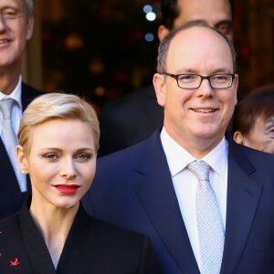 Le prince Albert II de Monaco et la princesse Charlène participent à la remise des cadeaux aux anciens monégasques dans les locaux de la Croix Rouge à Monaco le 16 décembre 2016. © Olivier Huitel / Pool Restreint Monaco / Bestimage