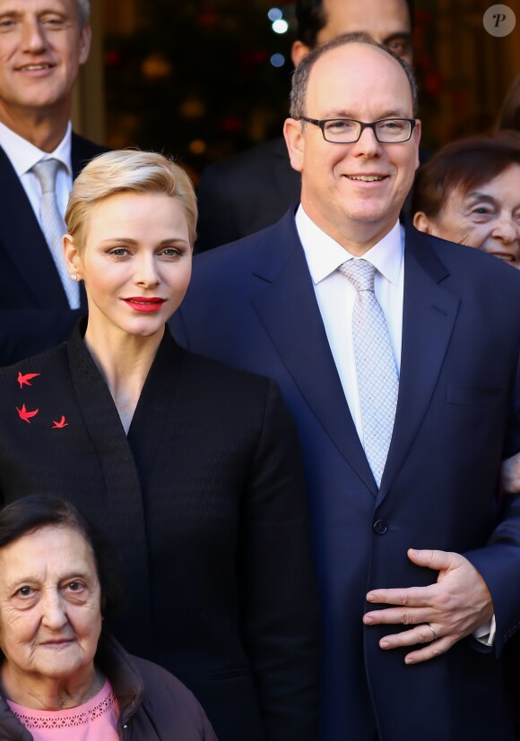 Le prince Albert II de Monaco et la princesse Charlène participent à la remise des cadeaux aux anciens monégasques dans les locaux de la Croix Rouge à Monaco le 16 décembre 2016. © Olivier Huitel / Pool Restreint Monaco / Bestimage