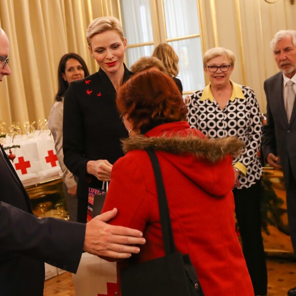 Le prince Albert II de Monaco et la princesse Charlène participent à la remise des cadeaux aux anciens monégasques dans les locaux de la Croix Rouge à Monaco le 16 décembre 2016. © Olivier Huitel / Pool Restreint Monaco / Bestimage