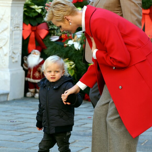 Le prince Jacques de Monaco et la princesse Charlène de Monaco - Le prince Albert II et la princesse Charlène de Monaco distribuent les cadeaux aux enfants monégasques au palais princier de Monaco le 14 décembre 2016. © Dominique Jacovides / Bestimage