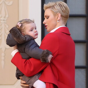 La princesse Charlène de Monaco, la princesse Gabriella de Monaco - Le prince Albert II et la princesse Charlène de Monaco distribuent les cadeaux aux enfants monégasques au palais princier de Monaco le 14 décembre 2016. © Dominique Jacovides / Bestimage