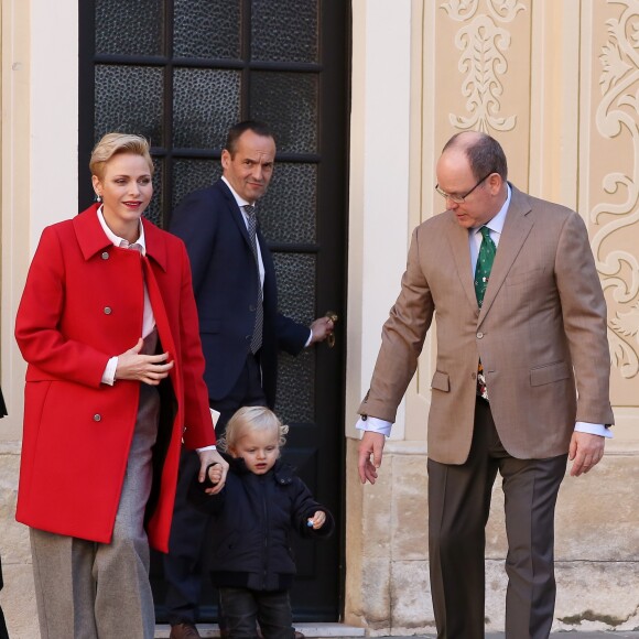 Le prince Albert II de Monaco et la princesse Charlène de Monaco, le prince Jacques de Monaco - Le prince Albert II et la princesse Charlène de Monaco distribuent les cadeaux aux enfants monégasques au palais princier de Monaco le 14 décembre 2016. © Dominique Jacovides / Bestimage