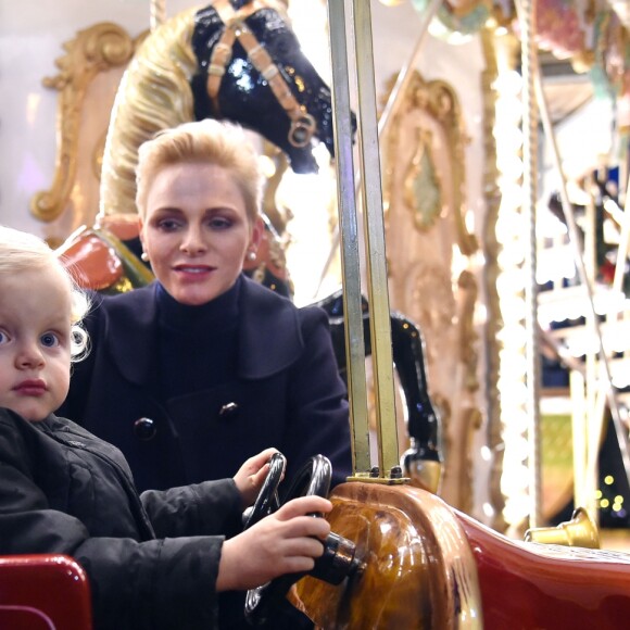 La princesse Charlene et son fils Jacques pendant l'inauguration du Village de Noel à Monaco le 3 décembre 2016. Le Village de Noel est installé sur le quai Albert 1er du Port Hercule Les animations telles que manèges pour enfants, la patinoire ou la grande roue et les différents stands de souvenirs ou de nourritures seront ouverts du 2 décembre au 2 janvier 2017. © Bruno Bebert/Pool restreint Monaco/Bestimage