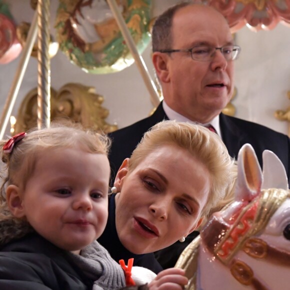 Le prince Albert II de Monaco, son épouse la princesse Charlene et leur fille Gabriella pendant l'inauguration du Village de Noël à Monaco le 3 décembre 2016. Le Village de Noël est installé sur le quai Albert 1er du Port Hercule. Les animations telles que manèges pour enfants, la patinoire ou la grande roue et les différents stands de souvenirs ou de nourritures seront ouverts du 2 décembre au 2 janvier 2017. © Charly Gallo / Gouvernement Princier /Pool restreint Monaco/Bestimage