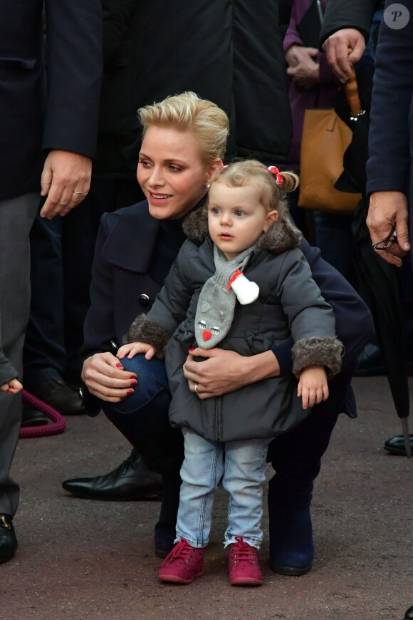 La princesse Charlene et sa fille Gabriella pendant l'inauguration du Village de Noël à Monaco le 3 décembre 2016. Le Village de Noël est installé sur le quai Albert 1er du Port Hercule. Les animations telles que manèges pour enfants, la patinoire ou la grande roue et les différents stands de souvenirs ou de nourritures seront ouverts du 2 décembre au 2 janvier 2017. © Charly Gallo / Gouvernement Princier /Pool restreint Monaco/Bestimage