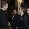 Le prince William, Martin Freeman, Amanda Abbington - Le Prince William rencontre les acteurs, lors de l'avant-premiere du film "Le Hobbit : un voyage inattendu" a Londres, le 12 décembre 2012.