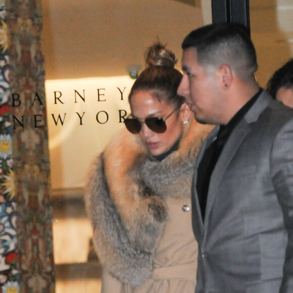 Jennifer Lopez est allée faire du shopping chez Barney's New York à Beverly Hills, le 19 décembre 2016