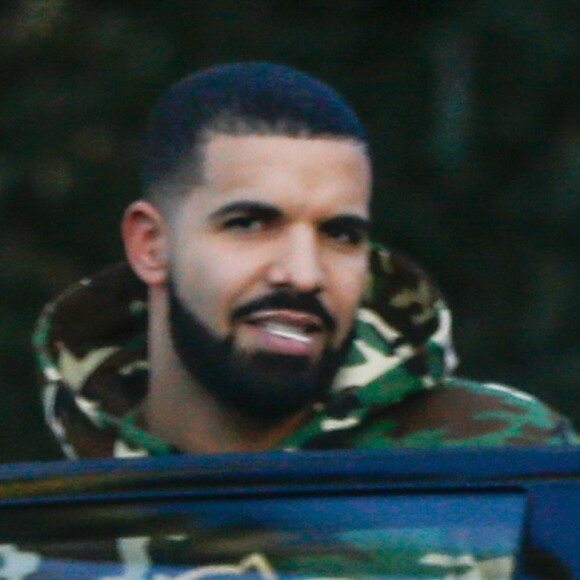 Exclusif - Drake sort avec des amis du restaurant "Cecconi" à West Hollywood. Los Angeles, le 8 décembre 2016.