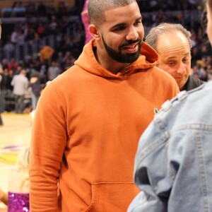 Le rappeur Drake va assister au match de basket Lakers contre les Golden State Warriors au Staples center de Los Angeles le 4 novembre 2016