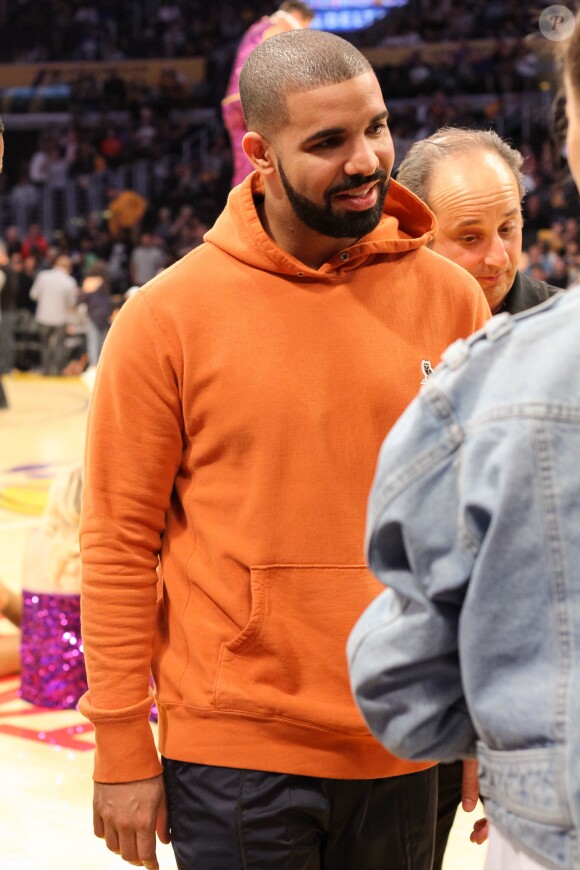 Le rappeur Drake va assister au match de basket Lakers contre les Golden State Warriors au Staples center de Los Angeles le 4 novembre 2016
