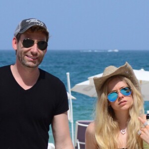 Avril Lavigne et son mari Chad Kroeger se promènent en amoureux sur une plage à Miami. Le 11 mai 2015