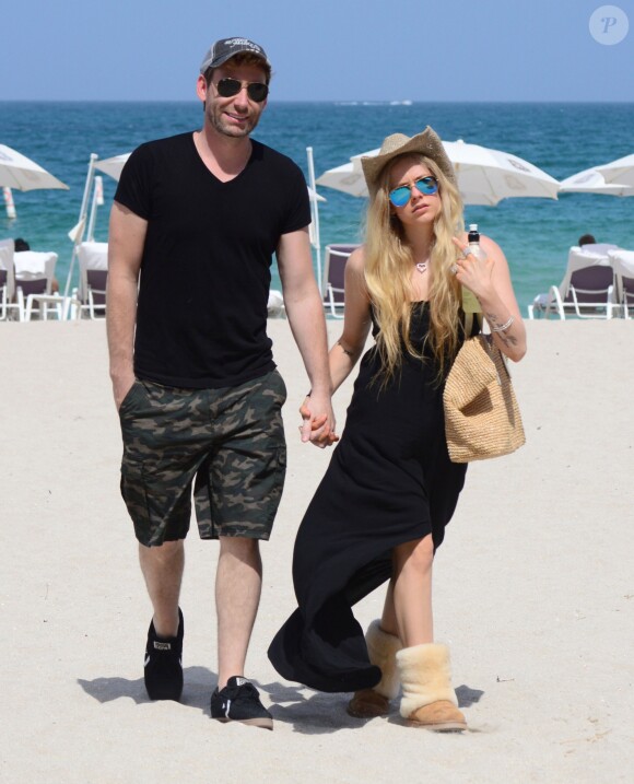 Avril Lavigne et son mari Chad Kroeger se promènent en amoureux sur une plage à Miami. Le 11 mai 2015