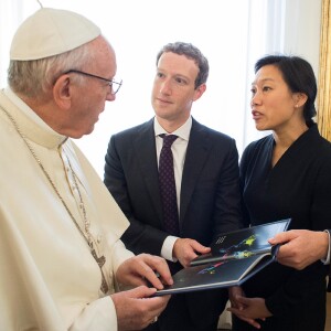 Mark Zuckerberg et sa femme Priscilla Chan rencontrent le pape François à la résidence Santa Marta au Vatican le 29 août 2016.