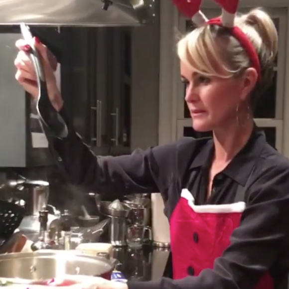 Laeticia Hallyday et ses proches relèvent le "mannequin challenge" en plein préparatif de Noël, décembre 2016.