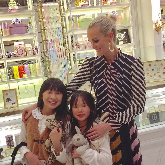 Quelques jours avant Noël, visite chez Ladurée pour Laeticia Hallyday et ses filles à Los Angeles, décembre 2016.