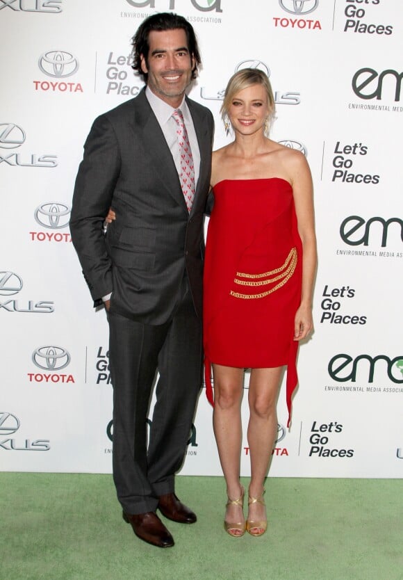 Amy Smart et son mari Carter Oosterhouse aux 25ème EMA Awards aux Studios Warner Bros à Burbank le 24 octobre 2015.