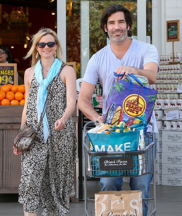 Amy Smart et son mari Carter Oosterhouse sont allés faire des courses chez Bristol Farms à West Hollywood, le 3 avril 2015, après avoir fait une randonnée plus tôt dans la matinée à Studio City.