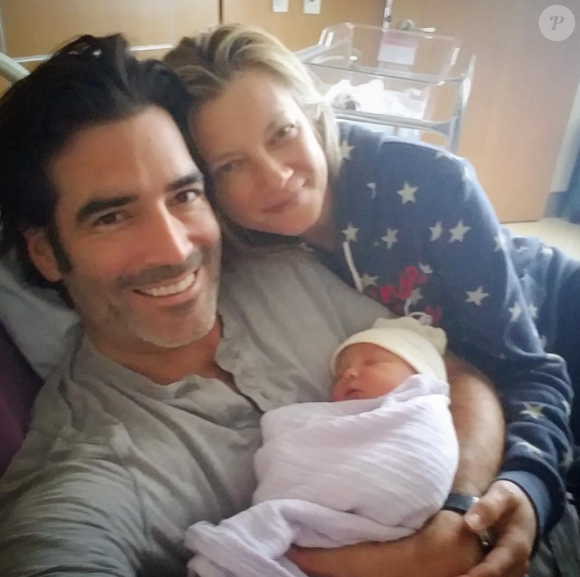 Amy Smart est maman pour la première fois. Elle présente sa petite fille, Flora, sur sa page Instagram le 1er janvier 2017