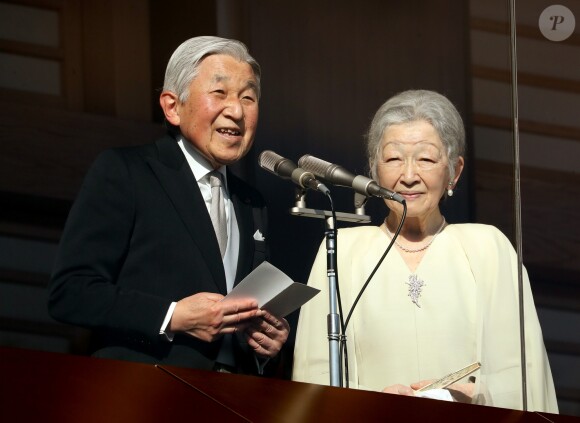 L'empereur Akihito du Japon, avec son épouse l'impératrice Michiko, au balcon du palais impérial à Tokyo pour la traditionnelle apparition du Nouvel An, le 2 janvier 2017. Cette année, pas de discours, pour ménager la santé déclinante du souverain. 96 000 personnes sont venues saluer la famille impériale.