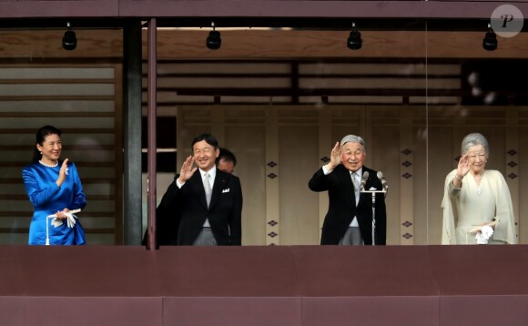 La princesse Masako, le prince Naruhito, l'empereur Akihito et l'impératrice Michiko du Japon au balcon du palais impérial à Tokyo pour la traditionnelle apparition du Nouvel An, le 2 janvier 2017. Cette année, pas de discours, pour ménager la santé déclinante du souverain. 96 000 personnes sont venues saluer la famille impériale.