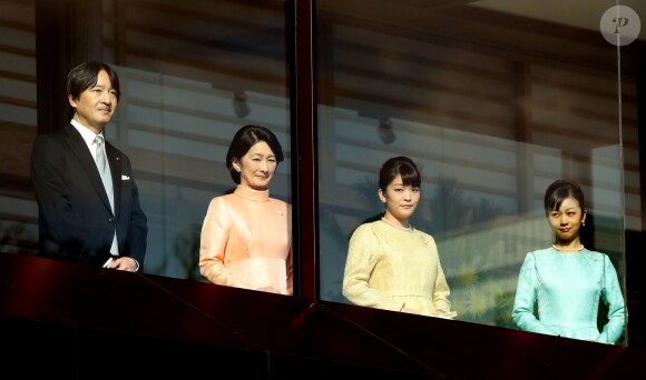 Le prince Fumihito d'Akishino avec sa femme la princesse Kiko et leurs filles les princesses Mako et Kako au balcon du palais impérial à Tokyo pour la traditionnelle apparition du Nouvel An, le 2 janvier 2017. Cette année, pas de discours, pour ménager la santé déclinante du souverain. 96 000 personnes sont venues saluer la famille impériale.
