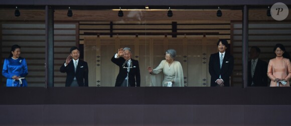 La princesse Masako, le prince Naruhito, l'empereur Akihito du Japon, l'impératrice Michiko, le prince Fumihito au balcon du palais impérial à Tokyo pour la traditionnelle apparition du Nouvel An, le 2 janvier 2017. Cette année, pas de discours, pour ménager la santé déclinante du souverain. 96 000 personnes sont venues saluer la famille impériale.