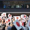 La famille impériale du Japon (de gauche à droite : la princesse Masako, le prince Naruhito, l'empereur Akihito, l'impératrice Michiko, le prince Fumihito, la princesse Kiko, la princesse Mako et la princesse Kako) au balcon du palais impérial à Tokyo pour la traditionnelle apparition du Nouvel An, le 2 janvier 2017. Cette année, pas de discours, pour ménager la santé déclinante du souverain. 96 000 personnes sont venues saluer la famille impériale.
Japan's Emperor Akihito(L3) waves to well-wishers with Empress Michiko(L4), Crown prince Naruhito(L2), Crown princess Masako(L), Prince Akishino (R4), his wife Princess Kiko(R3), Princess Mako(R2) and Princess Kako(R) during a new year greeting at the East Plaza, Imperial Palace in Tokyo, Japan, on January 2, 2017. Photo by Keizo Mori/UPI /ABACAPRESS.COM02/01/2017 - Tokyo