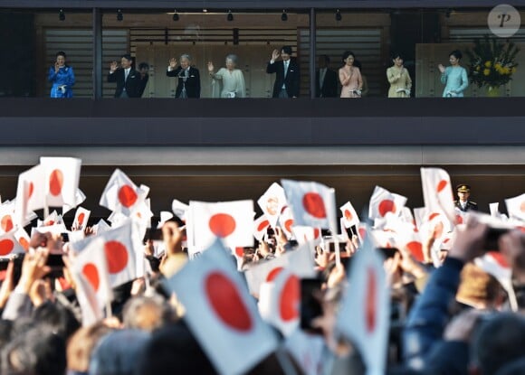La famille impériale du Japon (de gauche à droite : la princesse Masako, le prince Naruhito, l'empereur Akihito, l'impératrice Michiko, le prince Fumihito, la princesse Kiko, la princesse Mako et la princesse Kako) au balcon du palais impérial à Tokyo pour la traditionnelle apparition du Nouvel An, le 2 janvier 2017. Cette année, pas de discours, pour ménager la santé déclinante du souverain. 96 000 personnes sont venues saluer la famille impériale.
Japan's Emperor Akihito(L3) waves to well-wishers with Empress Michiko(L4), Crown prince Naruhito(L2), Crown princess Masako(L), Prince Akishino (R4), his wife Princess Kiko(R3), Princess Mako(R2) and Princess Kako(R) during a new year greeting at the East Plaza, Imperial Palace in Tokyo, Japan, on January 2, 2017. Photo by Keizo Mori/UPI /ABACAPRESS.COM02/01/2017 - Tokyo