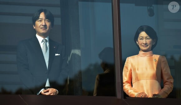 Le prince Fumihito et la princesse Kiko au balcon du palais impérial à Tokyo pour la traditionnelle apparition du Nouvel An, le 2 janvier 2017. Cette année, pas de discours, pour ménager la santé déclinante du souverain. 96 000 personnes sont venues saluer la famille impériale.