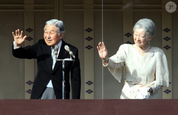 L'empereur Akihito du Japon et l'impératrice Michiko au balcon du palais impérial à Tokyo lors de la célébration du 83e anniversaire du souverain le 23 décembre 2016.