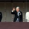 L'empereur Akihito du Japon et l'impératrice Michiko au balcon du palais impérial à Tokyo lors de la célébration du 83e anniversaire du souverain le 23 décembre 2016.