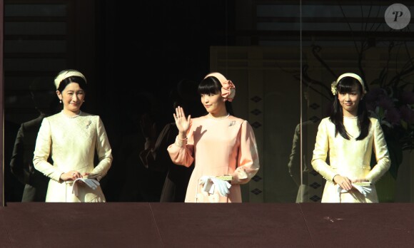 La princesse Kiko et ses filles Mako et Kako au balcon du palais impérial à Tokyo lors de la célébration du 83e anniversaire de l'empereur le 23 décembre 2016.