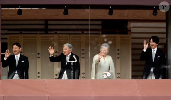 Le prince Naruhito, l'empereur Akihito et l'impératrice Michiko du Japon, le prince Fumihito au balcon du palais impérial à Tokyo pour la traditionnelle apparition du Nouvel An, le 2 janvier 2017. Cette année, pas de discours, pour ménager la santé déclinante du souverain. 96 000 personnes sont venues saluer la famille impériale.