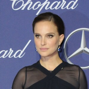 Natalie Portman enceinte (robe Dior) lors de la soirée de gala du festival international du film de Palm Springs au centre de congrès de Palm Spring, Californie, Etats-Unis, le 2 janvier 2017. © Birdie Thompson/AdMedia/Zuma Press/Bestimage