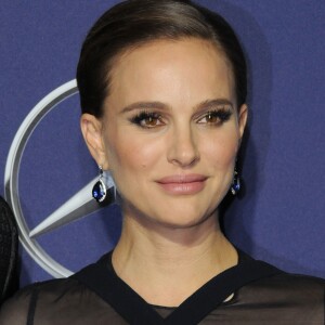 Natalie Portman enceinte (robe Dior) lors de la soirée de gala du festival international du film de Palm Springs au centre de congrès de Palm Spring, Californie, Etats-Unis, le 2 janvier 2017. © Birdie Thompson/AdMedia/Zuma Press/Bestimage