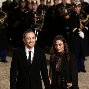 Le DJ David Guetta et sa compagne Jessica Ledon arrivent au dîner d'état donné en l'honneur du président cubain Raul Castro au palais de l'Elysée à Paris, le 1er février 2016.