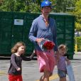 Jerry O'Connell et ses jumelles Charlie et Dolly à Calabasas le 22/06/2013