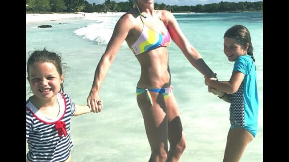 Rebecca Romijn : Sexy en bikini pour des vacances complices avec ses jumelles