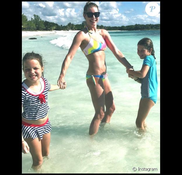 Rebecca Romijn en vacances avec ses jumelles Dolly et Charlie le 31 décembre 2016