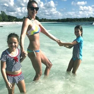 Rebecca Romijn en vacances avec ses jumelles Dolly et Charlie le 31 décembre 2016