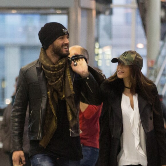 Exclusif - Nabilla Benattia et son compagnon Thomas Vergara arrivent de Genève en TGV à la Gare de Lyon et se rendent à l'hôtel Molitor pour rencontrer Capucine Anav, plus tard en fin de journée, le couple retourne à la Gare de Lyon pour reprendre un TGV Lyria afin de rejoindre leur famille à Genève avant leur grand déménagement à Londres. Paris le 26 octobre 2016.