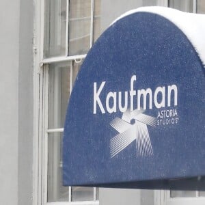 Exclusif - Taylor Schilling - Nabilla Benattia et son compagnon Thomas Vergara se rendent dans les studios Kaufman Astoria à New York, le 17 décembre 2016.