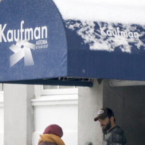 Exclusif - Taylor Schilling - Nabilla Benattia et son compagnon Thomas Vergara se rendent dans les studios Kaufman Astoria à New York, le 17 décembre 2016.